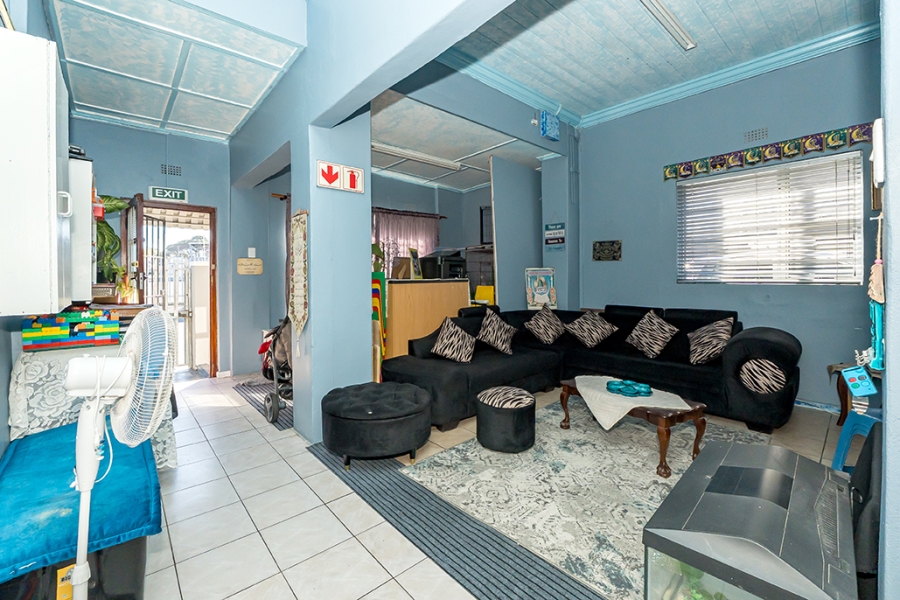 5 Bedroom Property for Sale in Wynberg Upper Western Cape
